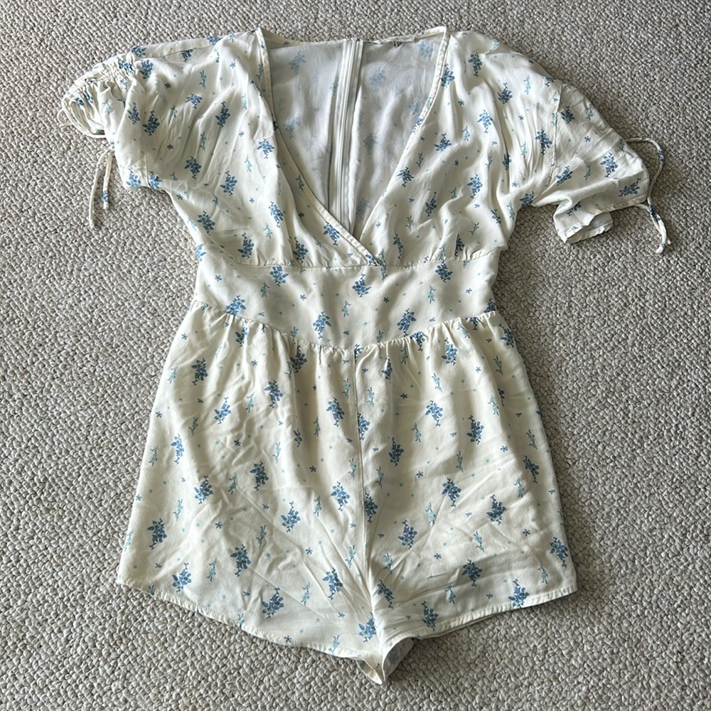 5/$20 Backyard Roses CALLIE ROMPER size medium - Picture 2 of 5